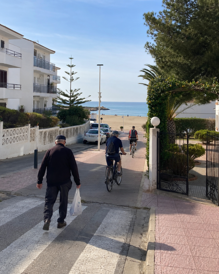 Sandy beach, flat promenade and low-rise homes in Costa Blanca South