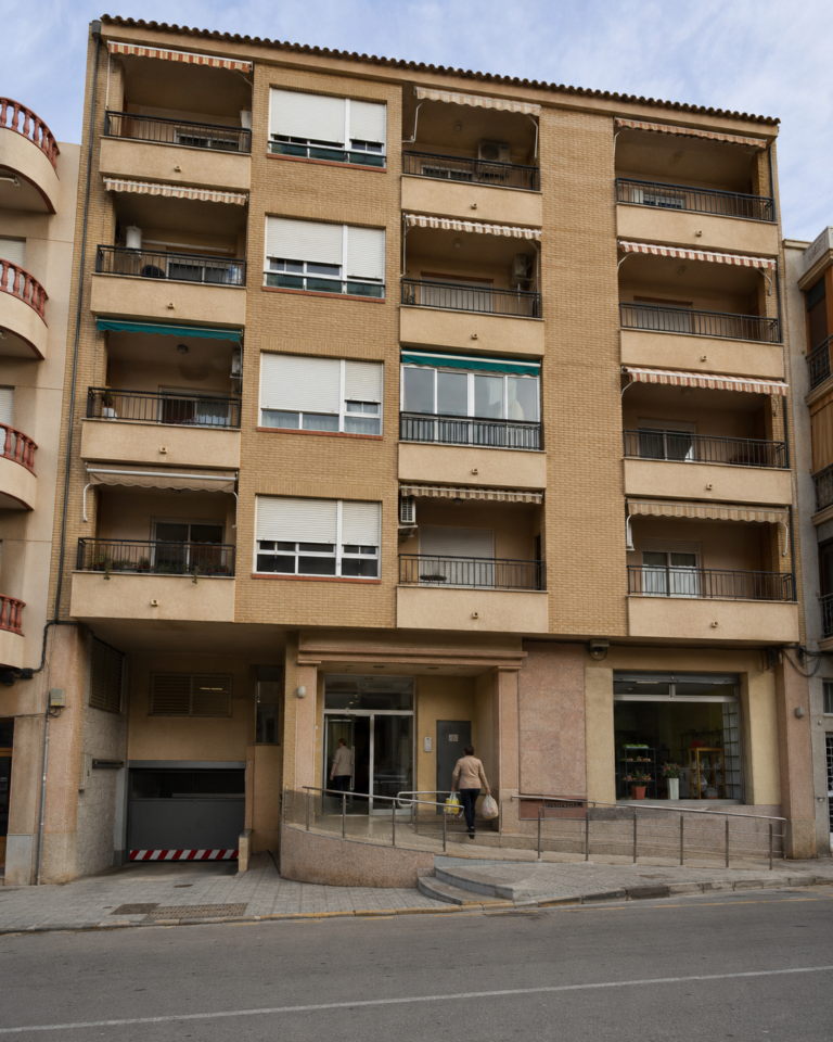 Town-centre apartment building in Guardamar with shops and accessible entrance